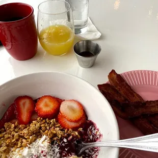 Açaí bowl, coffee, mimosa- bacon crispy(unfortunately chewy)