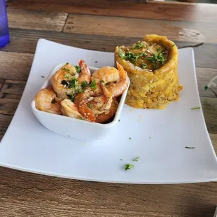 Morongo con camarones al ajillo