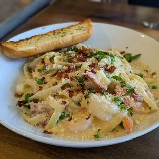Build your own pasta bowl (fettuccine, cheese sauce, shrimp, bacon, peas)