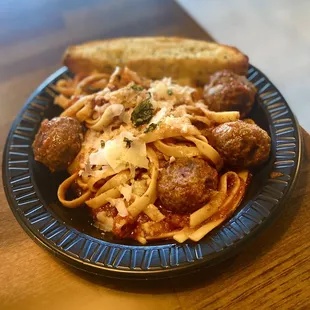 a plate of spaghetti and meatballs
