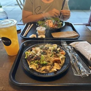 Tortellini with Alfredo, Broccoli, Bacon and Steak. Spinach Salad with Balsamic Vinaigrette  and grilled Salmon. Peach Lemonade and Water.