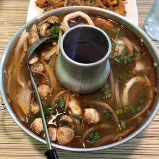 Thai Hot Pot ( Seafood combination) shrimp, squid, scallops and mussels.