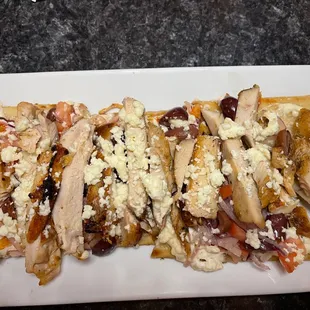 Greek chicken flatbread
