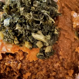 Greens, spicy lentils, and chickpeas. Very flavorful and well seasoned! I hope to return soon!