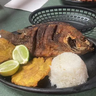 Fried fish with tostones