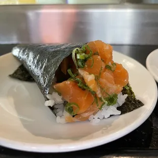 Salmon hand roll