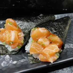 Salmon hand roll