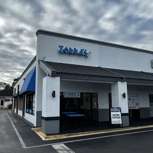 the outside of a restaurant
