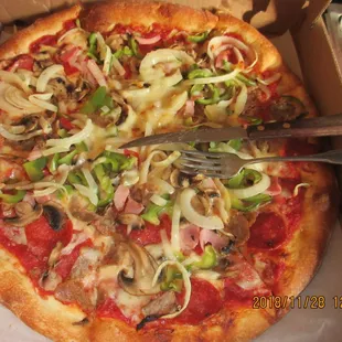 Medium Deluxe Pizza in the box.