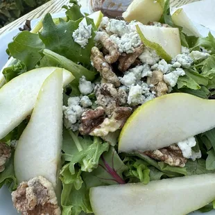 Pear &amp; Gorgonzola Salad