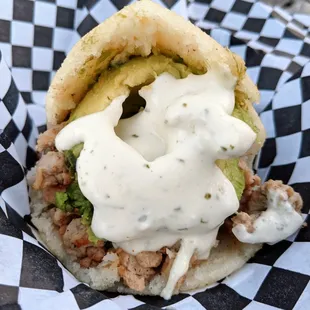 Arepa de pollo + aguacate