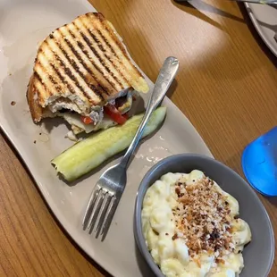  a sandwich and mashed potatoes