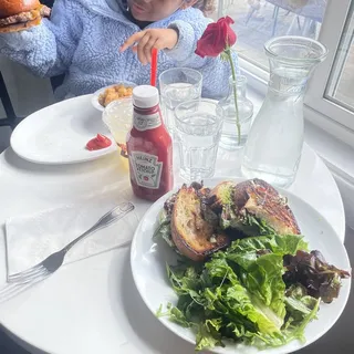 Kid Cheeseburger w/ tots