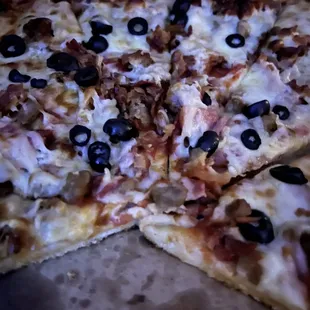 18&quot; 5 meats pizza add black olives