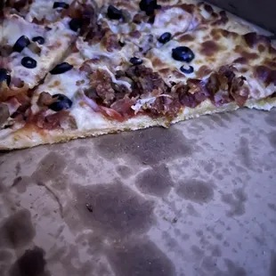 18&quot; 5 meats pizza add black olives