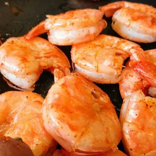 a frying pan of cooked shrimp